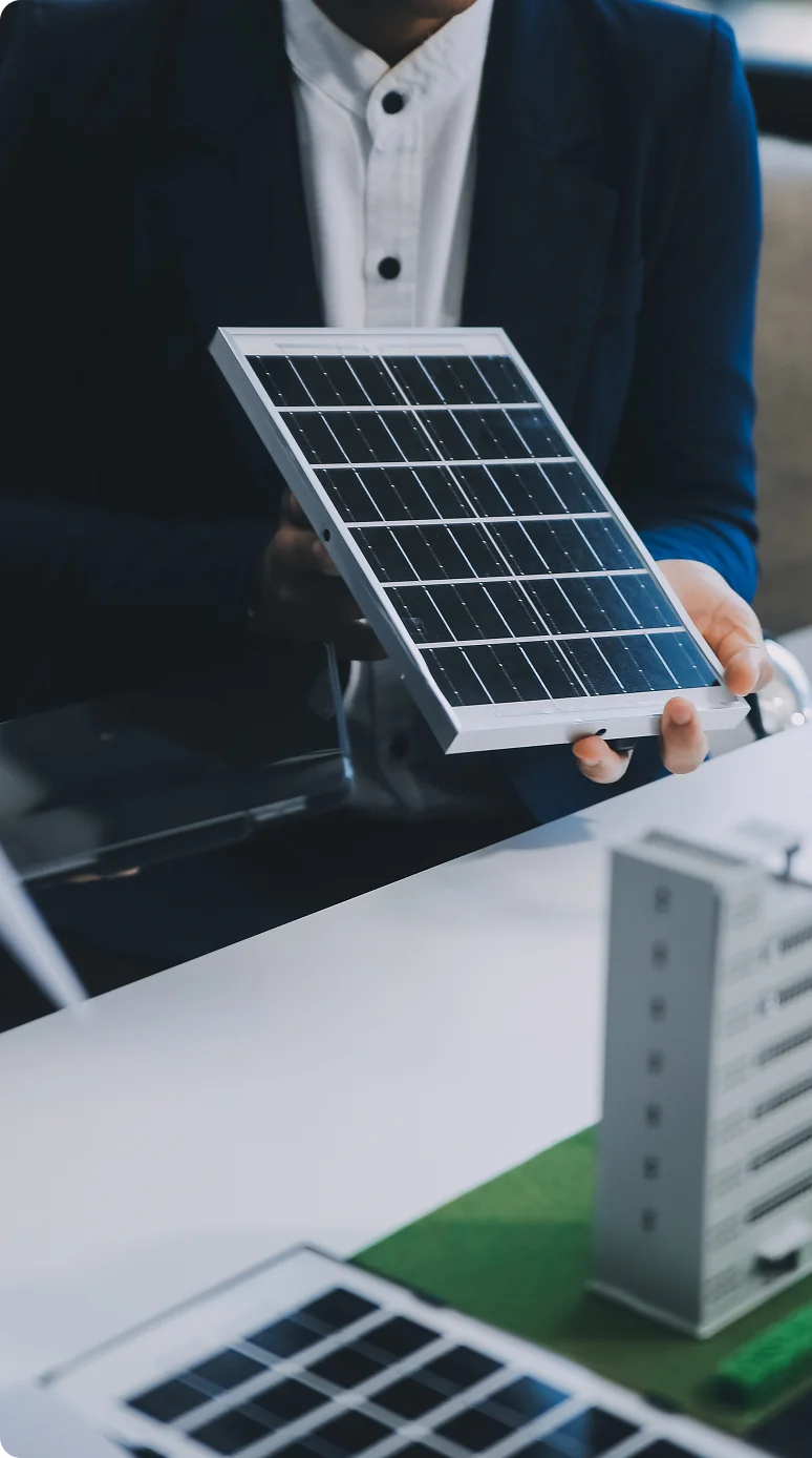 Empresário com painel solar